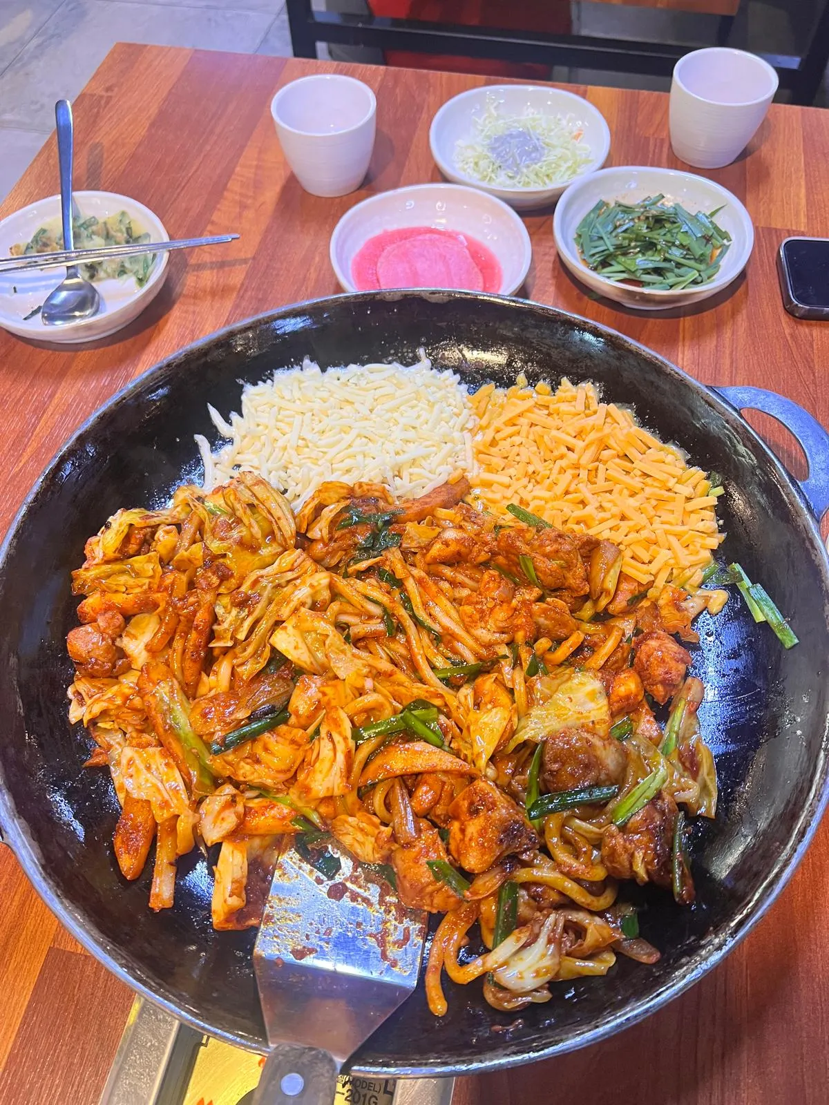 홍대 닭갈비 맛집 신미경의 디럭스 플래터 - 년떡, 국수와 함께하는 서울 홍대 유명 음식점의 고급 메뉴 | Hongdae dakgalbi gourmet restaurant deluxe platter - Shin Mi-kyung Seoul famous with rice cakes and noodles premium combo | 弘大辣炒鸡排美食豪华拼盘 - 神美京首尔著名餐厅含年糕和面条 | 弘大辣炒鸡排美食豪華拼盤 - 神美京首爾著名餐廳含年糕和麵條 | 弘大辣炒鸡排グルメデラックスプラッター - 神美京ソウル著名レストラン含年糕と麺